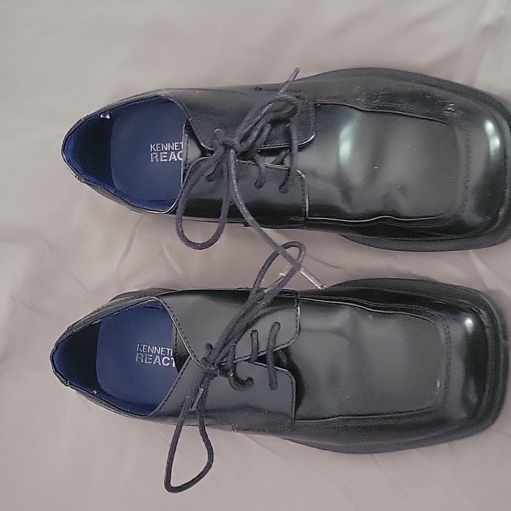 Lightly worn Kenneth Cole dress shoes